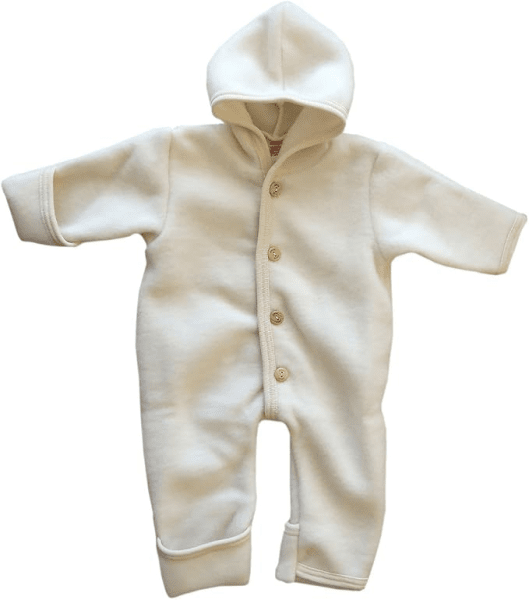 Naturvit babyoverall i mjuk fleece med huva, vikbara muddar och knäppning framtill med fem små knappar.
